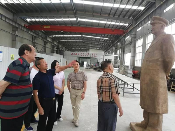洪虎光临领导洪学智将军铜像造作